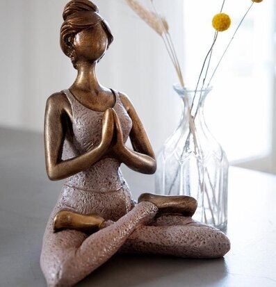 Bild av detaljrik statyett i meditativ yogaposition