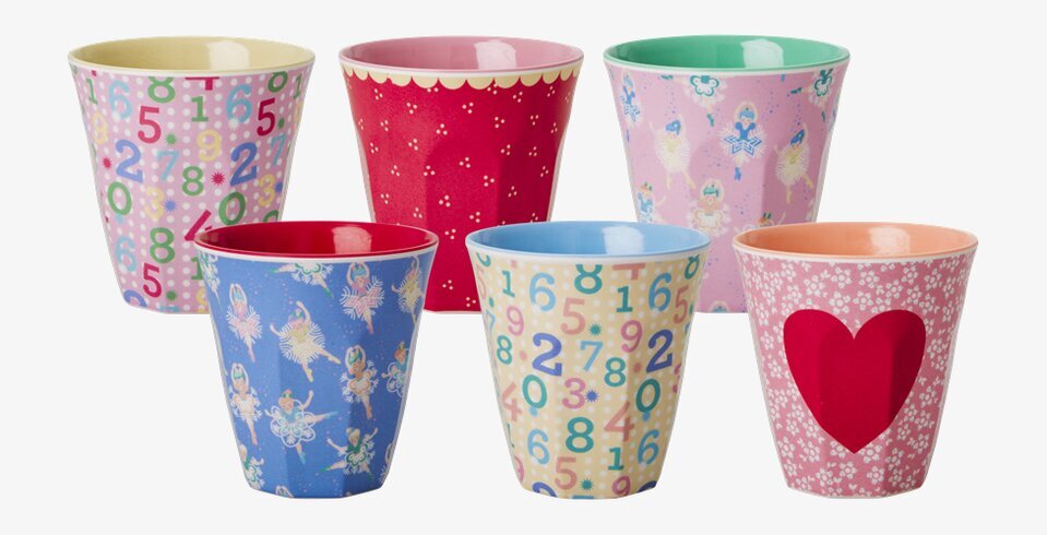 Bild av charmiga muggar med lekfulla och glada mönster