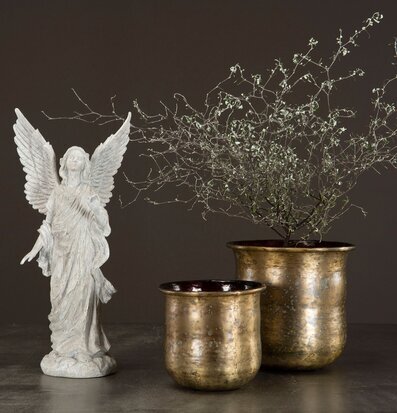 Bild av skulptur och metallkrukor i harmonisk miljö