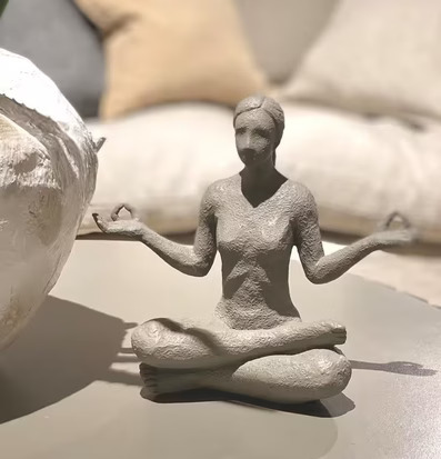 Bild av skulptur i yogaposition för lugn och harmoni