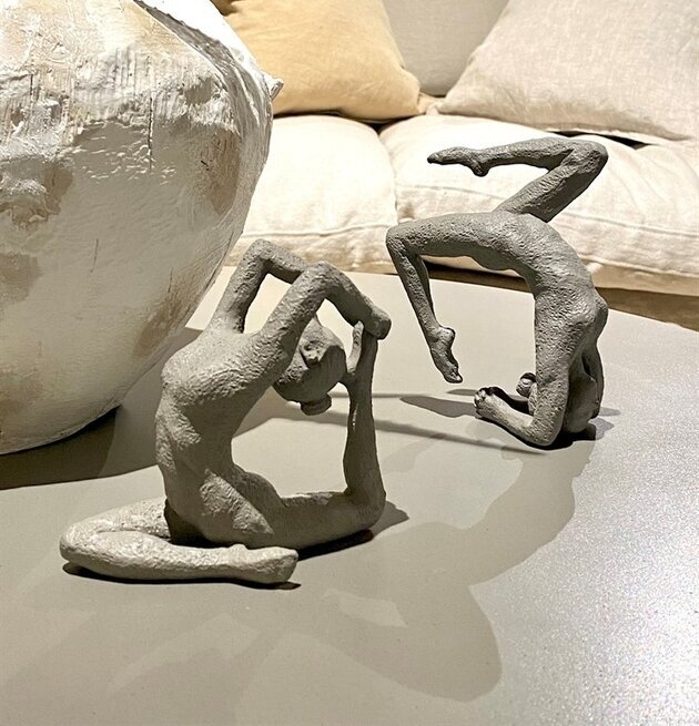 Bild av stilren inredning med yogaskulpturer