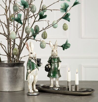 Foto av charmig påskdekoration med harar och kvistar