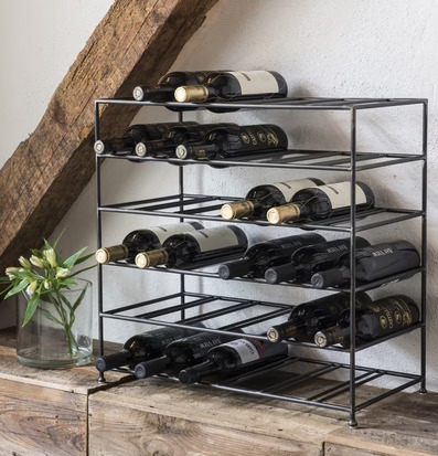 Foto av elegant vinställ i rustik och modern miljö