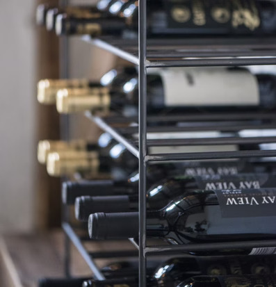 Foto av robust och stilrent vinställ för 30 flaskor