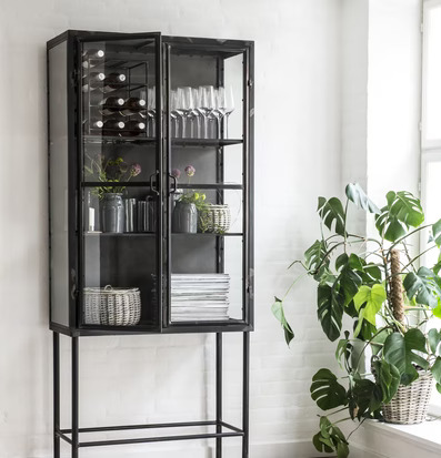 Bild av stilrent rum med vinställ och naturliga inslag