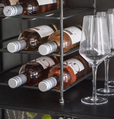 Bild av elegant och funktionellt vinställ med glas