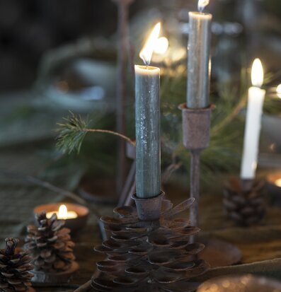 Bild av harmonisk bordsdukning med stearinljus