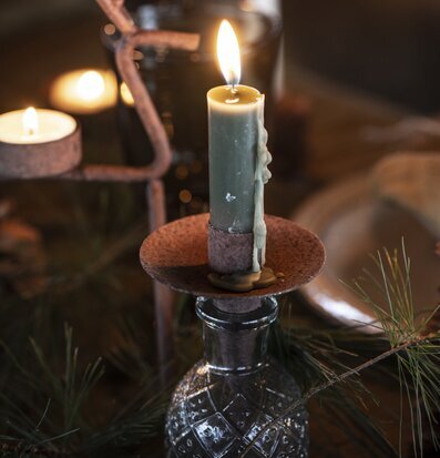 Bild av stämningsfull scen med stearinljus och grönska