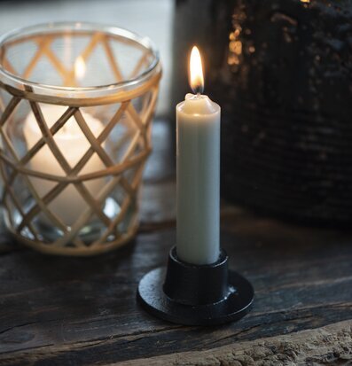 Bild av harmonisk heminredning med ljus och trädetaljer