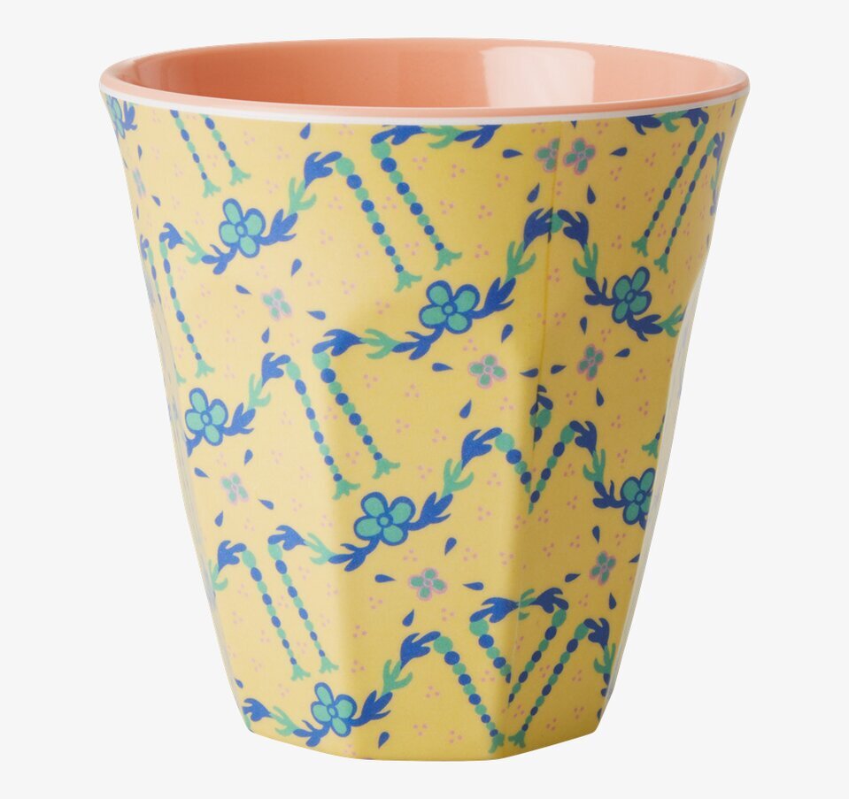Bild av mugg med livligt blommönster och rosa insida