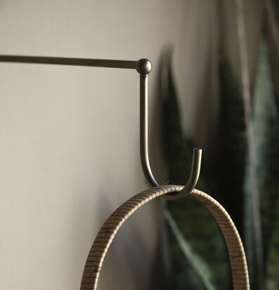 Bild av elegant mässingshängare med rottingdetaljer