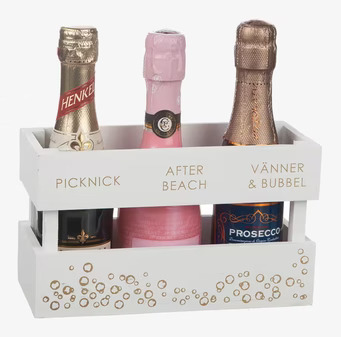 Bild av elegant trälåda med flaskor och stilren design