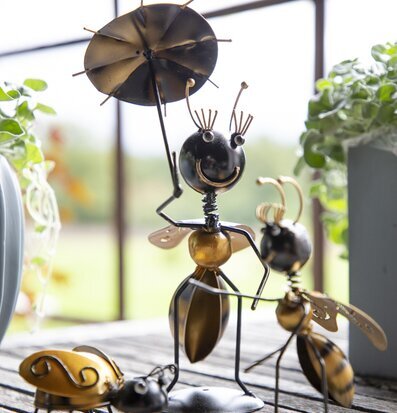 Bild av charmiga dekorativa insektsfigurer i guld