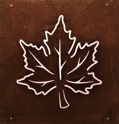 Bild av stilfull skylt med lönnblad och rostig yta