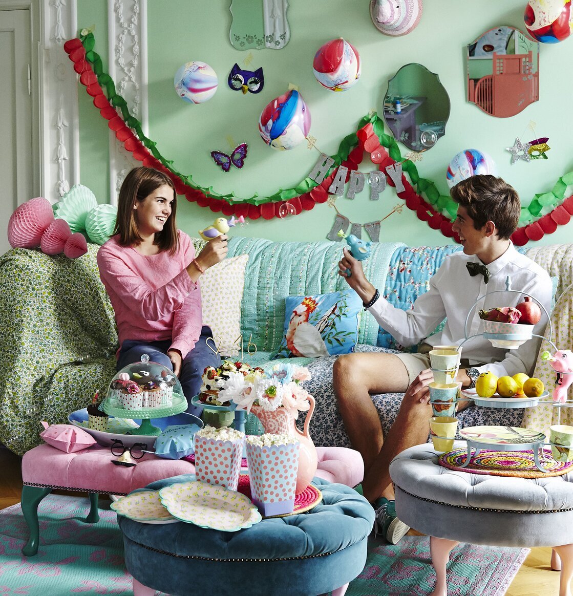 Sittbänk Pink Velvet från Rice i ett färgglatt festligt rum