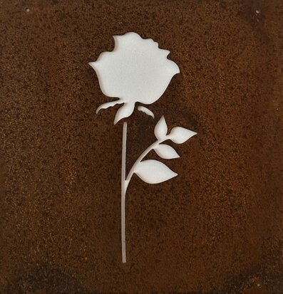 Bild av rustik skylt med ros i rostig stålstruktur