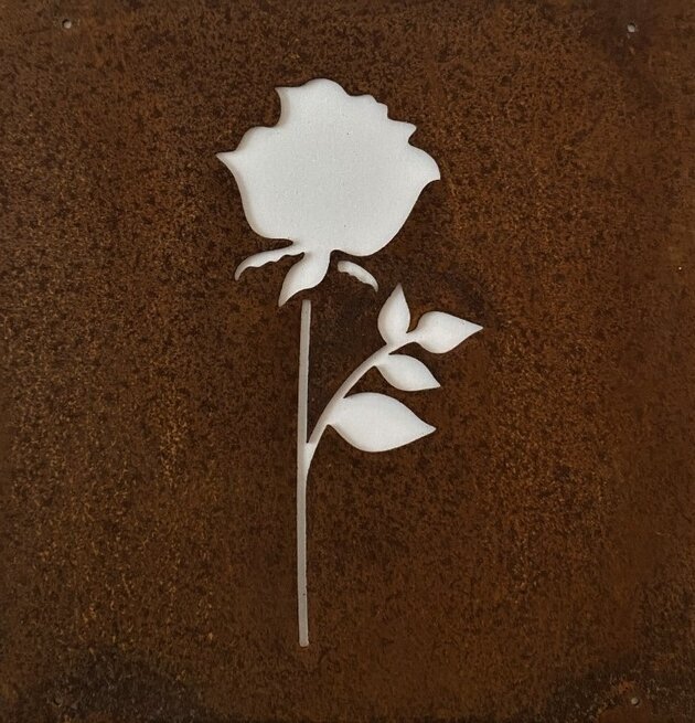 Bild av rustik skylt med ros i rostig stålstruktur