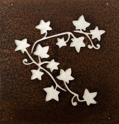 Bild av dekorativ skylt med murgröna i rostbrunt