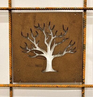 Bild av dekorativ skylt med rostigt träd och nät