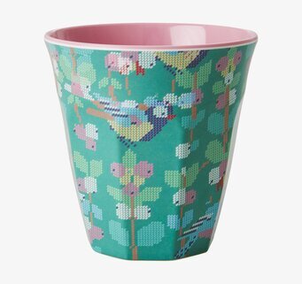 Bild av mugg med fågel- och blomdesign i tvärstygnsmönster