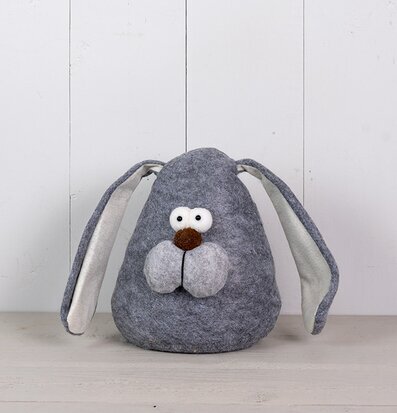 Foto av charmig hundformad dörrstopp i grått tyg