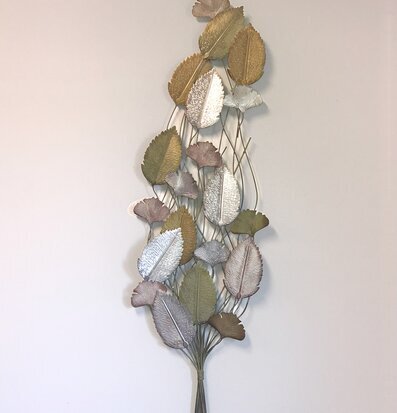 Bild av elegant väggdekoration med blommor och löv