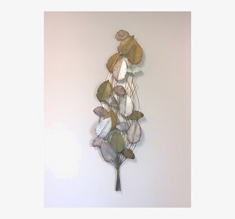 Bild av elegant väggdekoration med blommor och löv