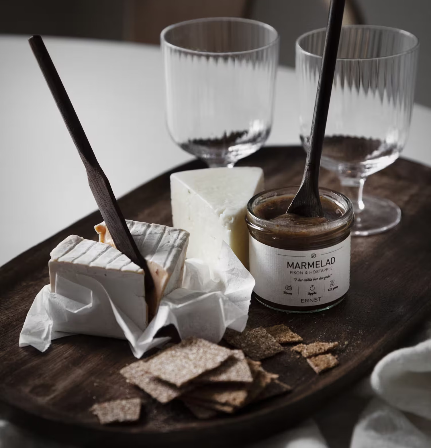 Smörkniv Trä från Ernst på rustikt fat med ostar och marmelad