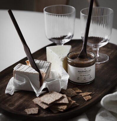 Bild av smakfullt arrangerade bruksföremål och mat