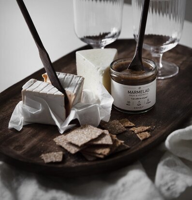 Bild av rustik dukning med ost, marmelad och knäcke