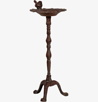 Bild av rustikt fågelbad med antik design och patina