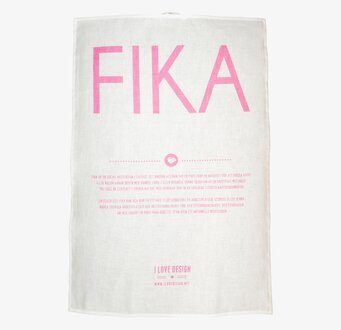 Bild av kökshandduk med rosa FIKA-text och svensk design