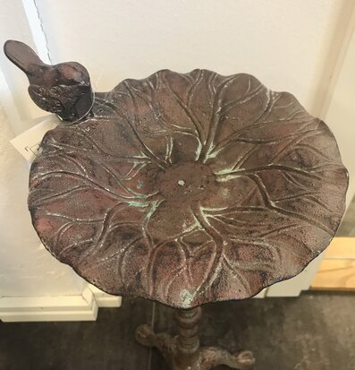 Bild av dekorativt fågelbad med antik design