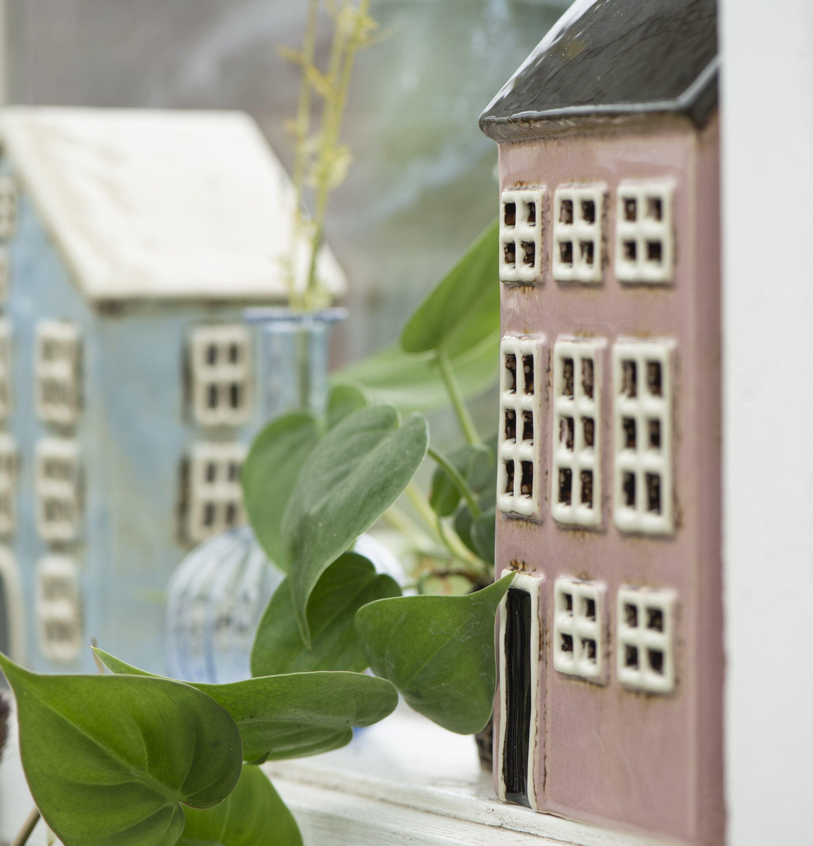 Bild av harmonisk inredning med ljuslyktor och växter