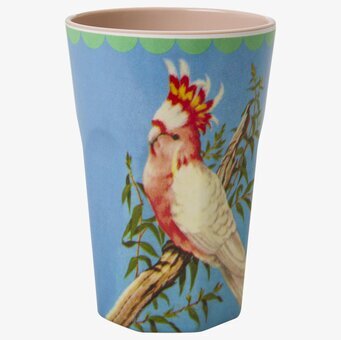 Bild av en lattemugg med kakaduamotiv och färgglad design