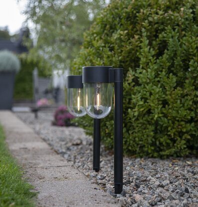 Bild av harmonisk utomhusmiljö med solcellsbelysning