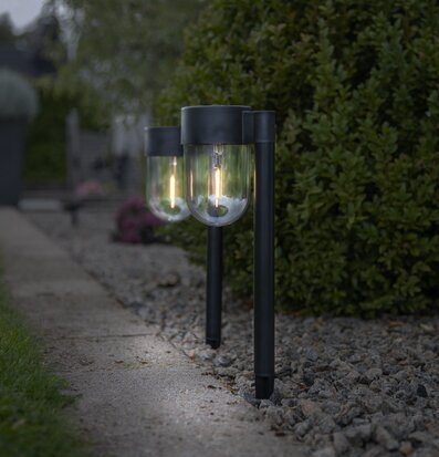 Foto av solcellsbelysning i trädgårdsmiljö