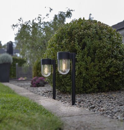 Bild av solcellsbelysning i harmonisk trädgårdsmiljö