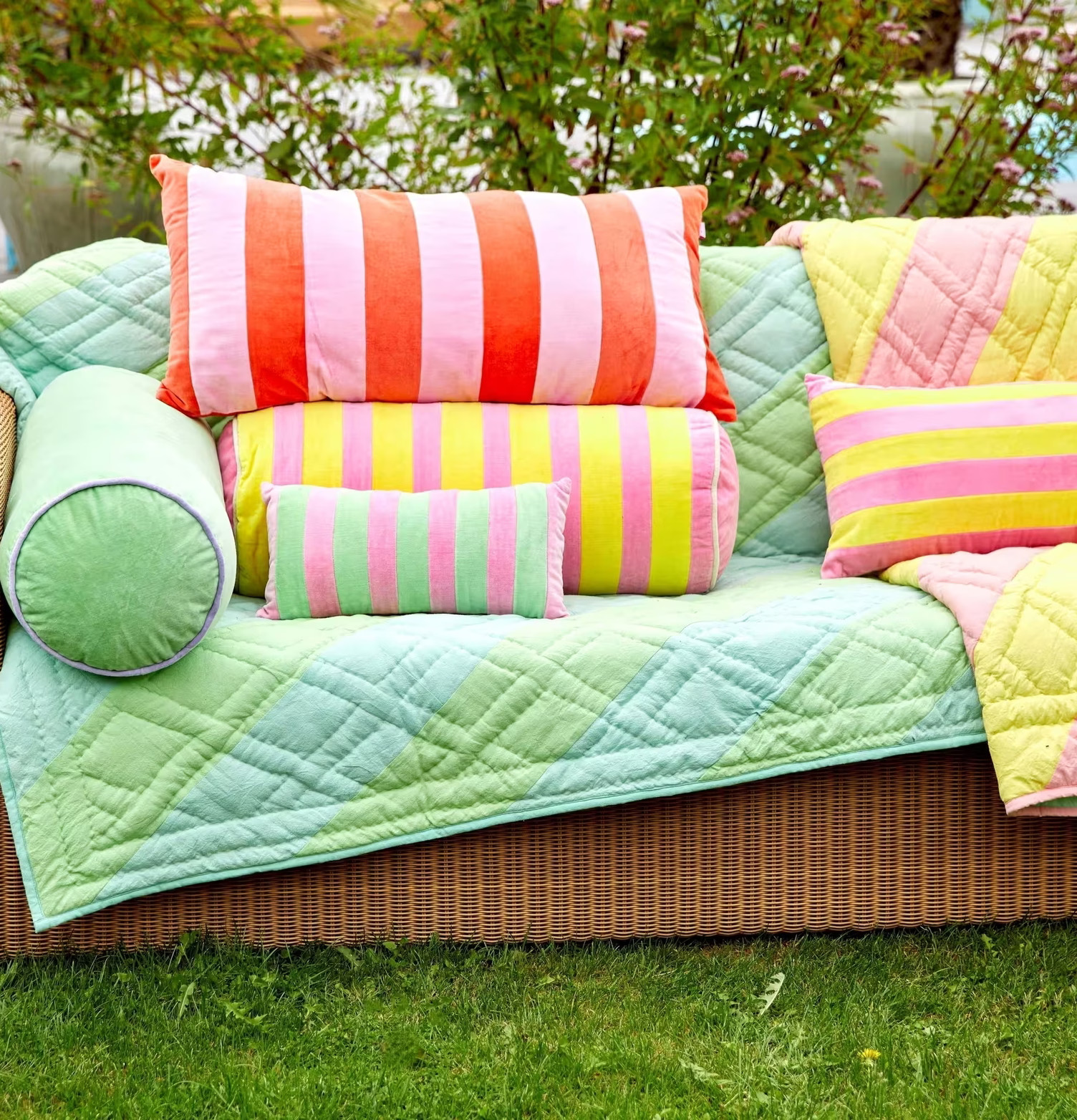 Bomullsfilt Green & Blue Stripes från Rice på rottingsoffa