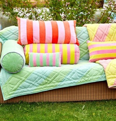 Foto: Färgglad utesoffa i grönskande trädgårdsmiljö