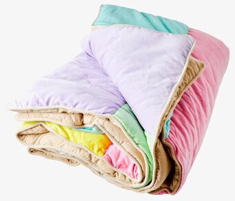 Foto av quilt med livfulla färger och mjuk textur