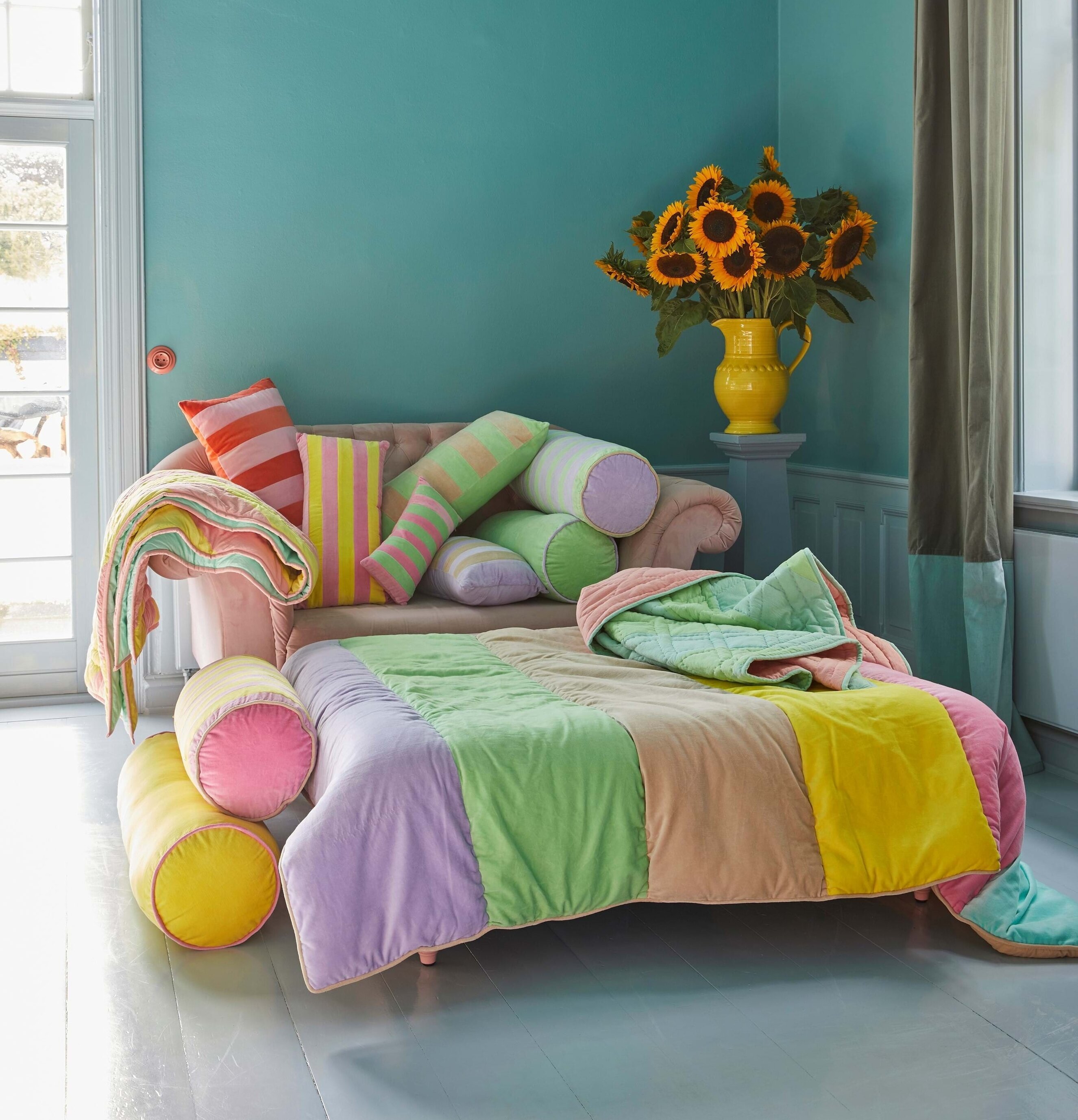 Quilt Velvet Stripes Yippie Yippie Yeah från Rice på säng