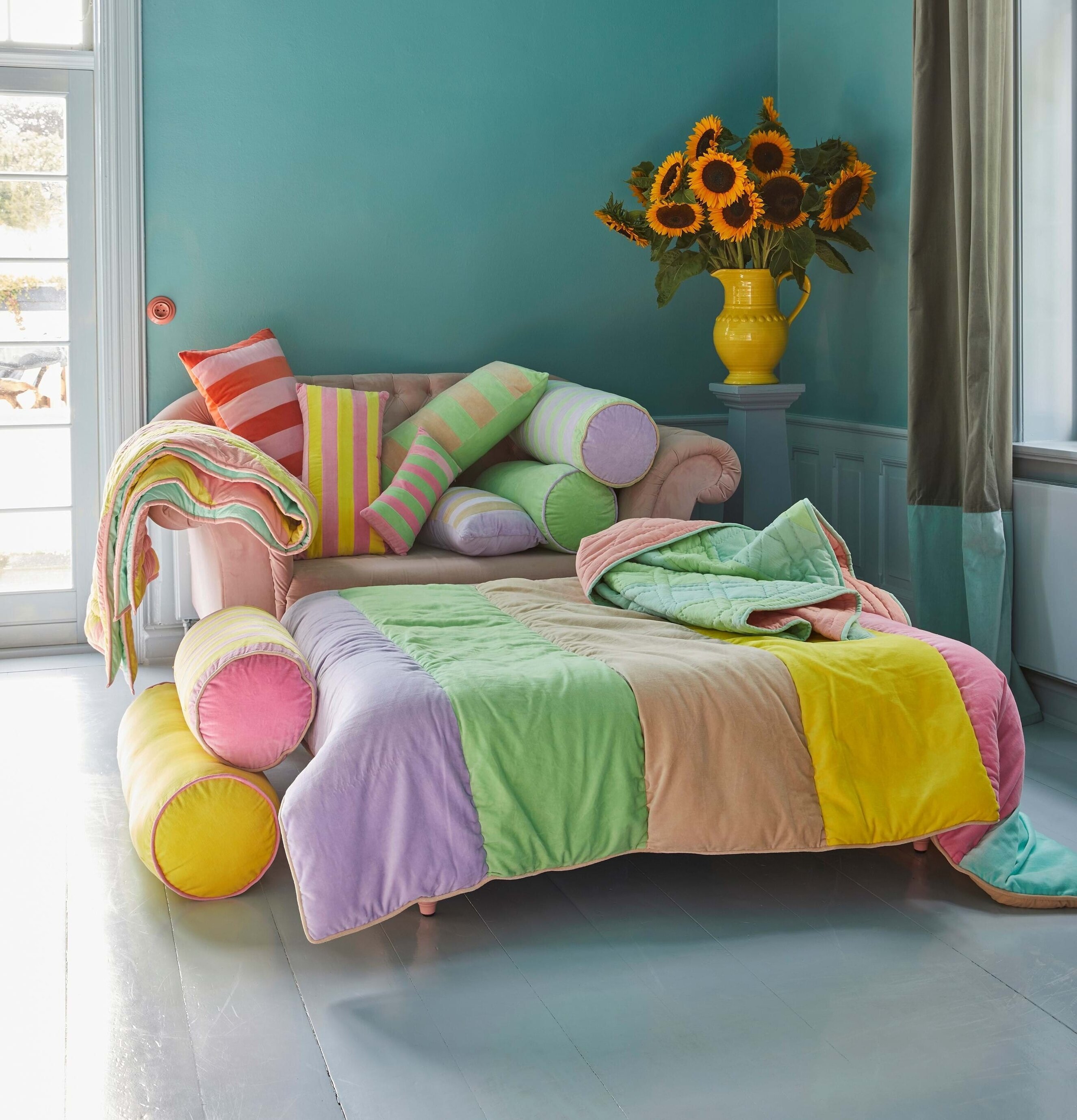 Prydnadskudde Velvet Green/Beige Large från Rice på soffa