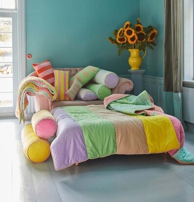 Bild av färgstarkt rum med livfulla textilier och ljus