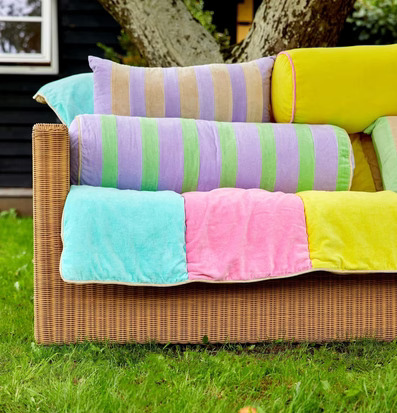 Bild av färgglada kuddar i inbjudande utomhusmiljö