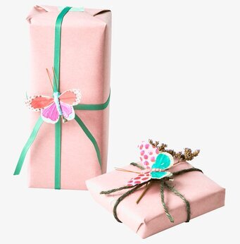 Bild av vackert inslagna paket med dekorativa detaljer