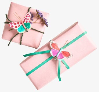 Bild av vackert inslagna paket med fjärilsdekorationer