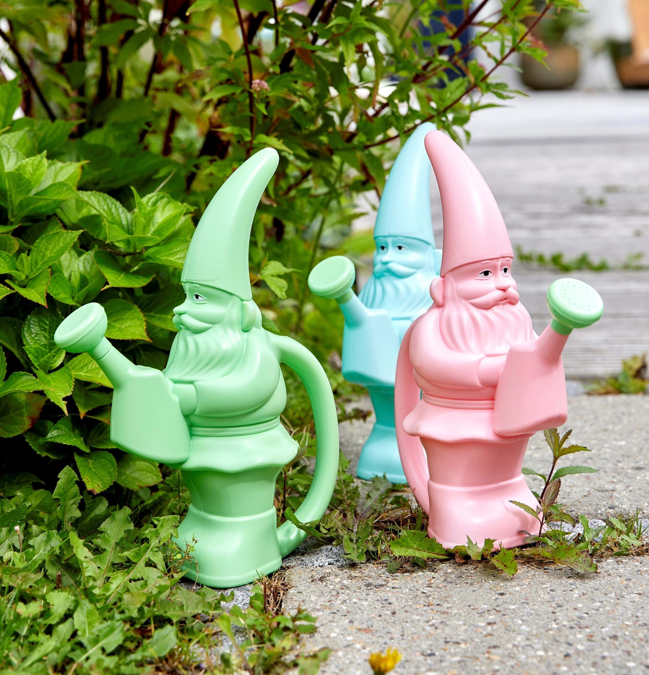 Vattenkanna Gnome Soft Pink från Rice i trädgårdsmiljö