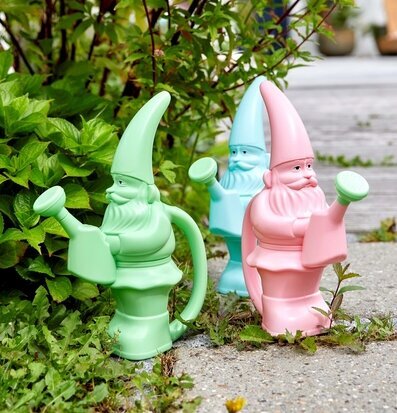 Bild av färgglada trädgårdstomteformade vattenkannor