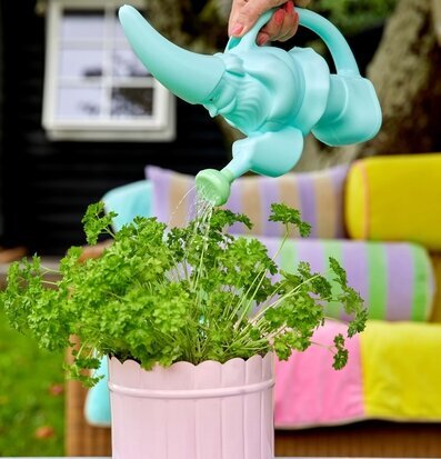 Bild av en unik vattenkanna i trädgårdsmiljö